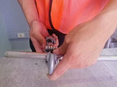 Corte el tubo con herramientas especiales que no dejen rebordes externos que puedan dañar los o´ring y tener fugas.